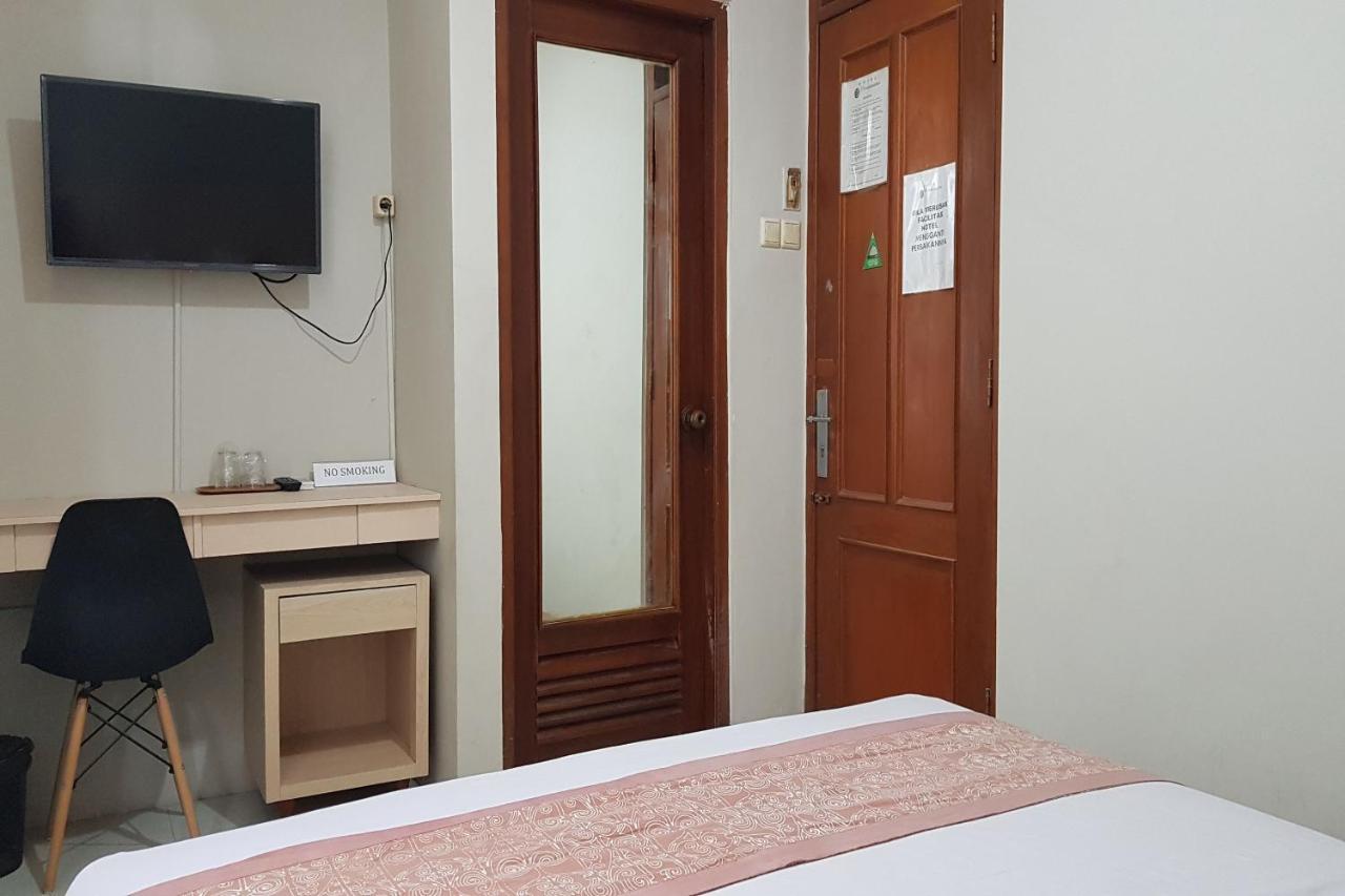 Oyo 3819 Hotel Winotosastro Jogjacarta Exterior foto